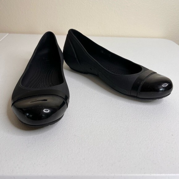 Crocs Patent Cap Toe Ballet Flat Black Comfort Slip On Casual Shoe Women Size 8 - Picture 2 of 14